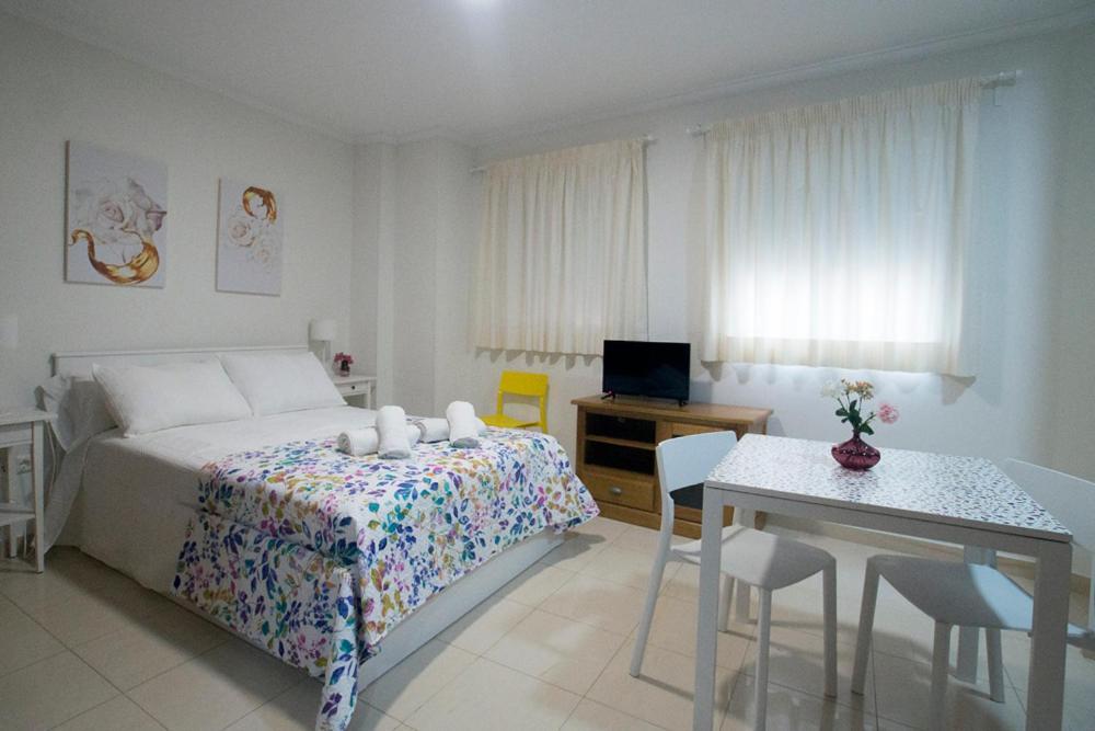 Apartamentos Amat - Only Adult - Playa El Bajondillo ตอร์เรโมลิโนส ภายนอก รูปภาพ