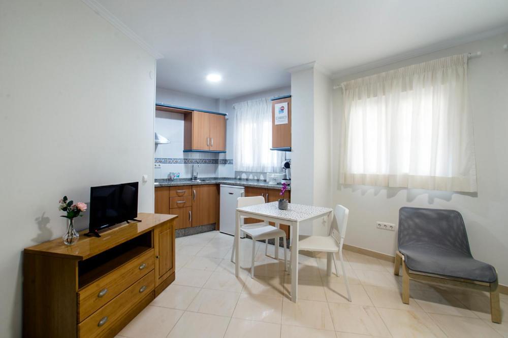 Apartamentos Amat - Only Adult - Playa El Bajondillo ตอร์เรโมลิโนส ภายนอก รูปภาพ