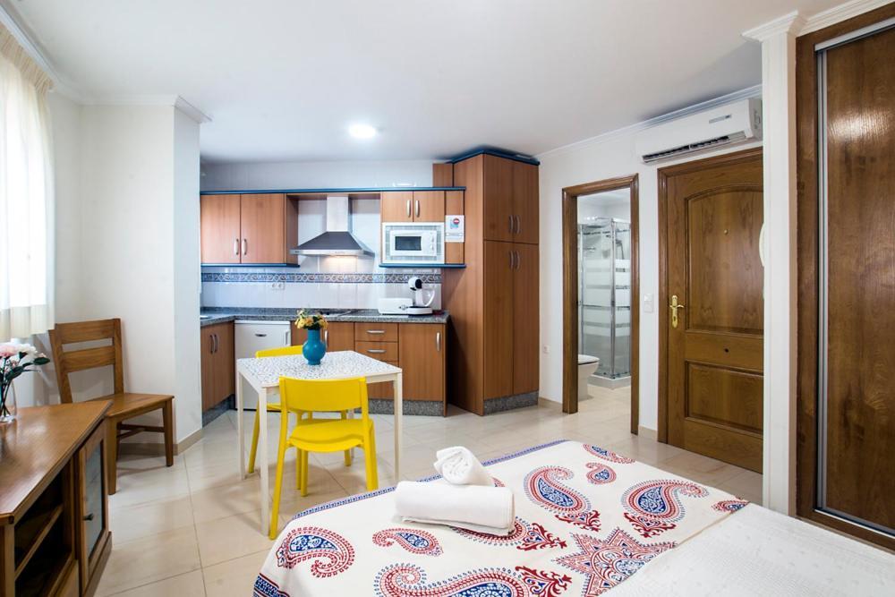 Apartamentos Amat - Only Adult - Playa El Bajondillo ตอร์เรโมลิโนส ภายนอก รูปภาพ