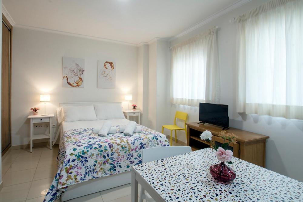 Apartamentos Amat - Only Adult - Playa El Bajondillo ตอร์เรโมลิโนส ภายนอก รูปภาพ