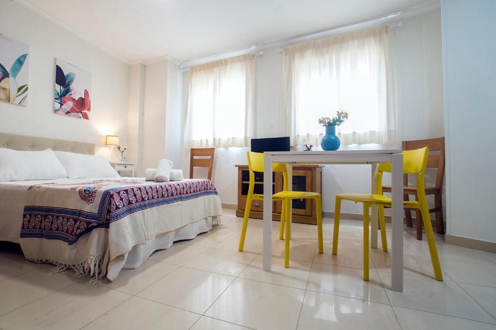 Apartamentos Amat - Only Adult - Playa El Bajondillo ตอร์เรโมลิโนส ภายนอก รูปภาพ
