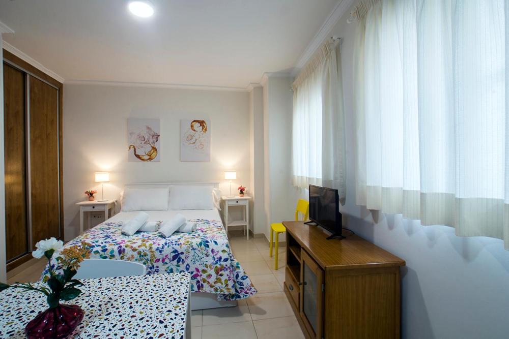 Apartamentos Amat - Only Adult - Playa El Bajondillo ตอร์เรโมลิโนส ภายนอก รูปภาพ
